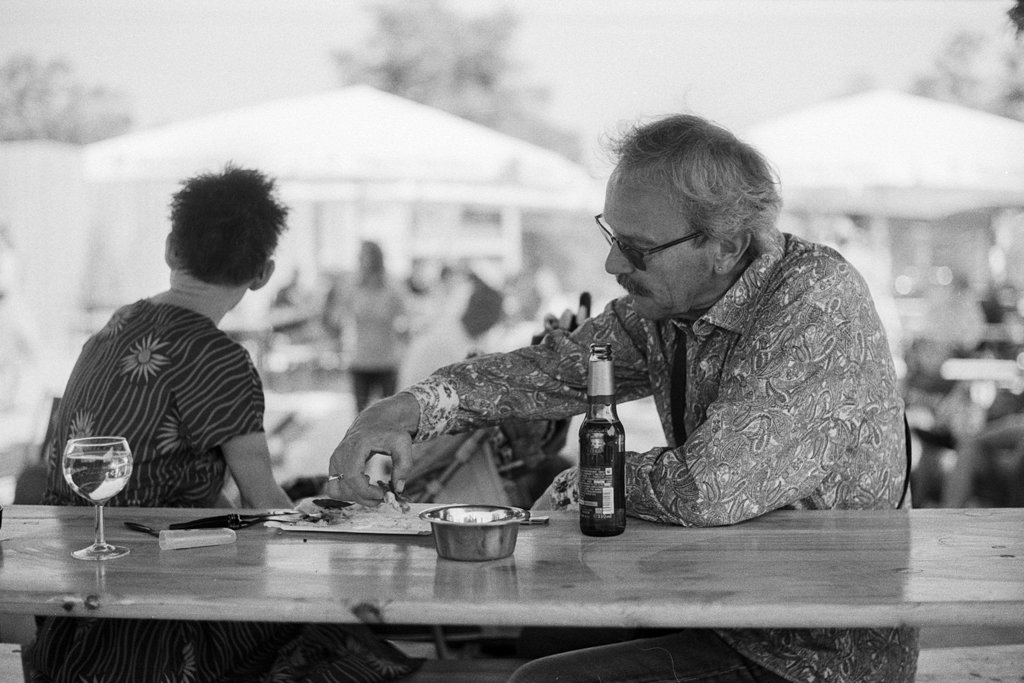 2023-06-17_Mann_Frau_Essen_Flohmarkt_Leica_M6_Eastman_Kodak_XX_web.jpg