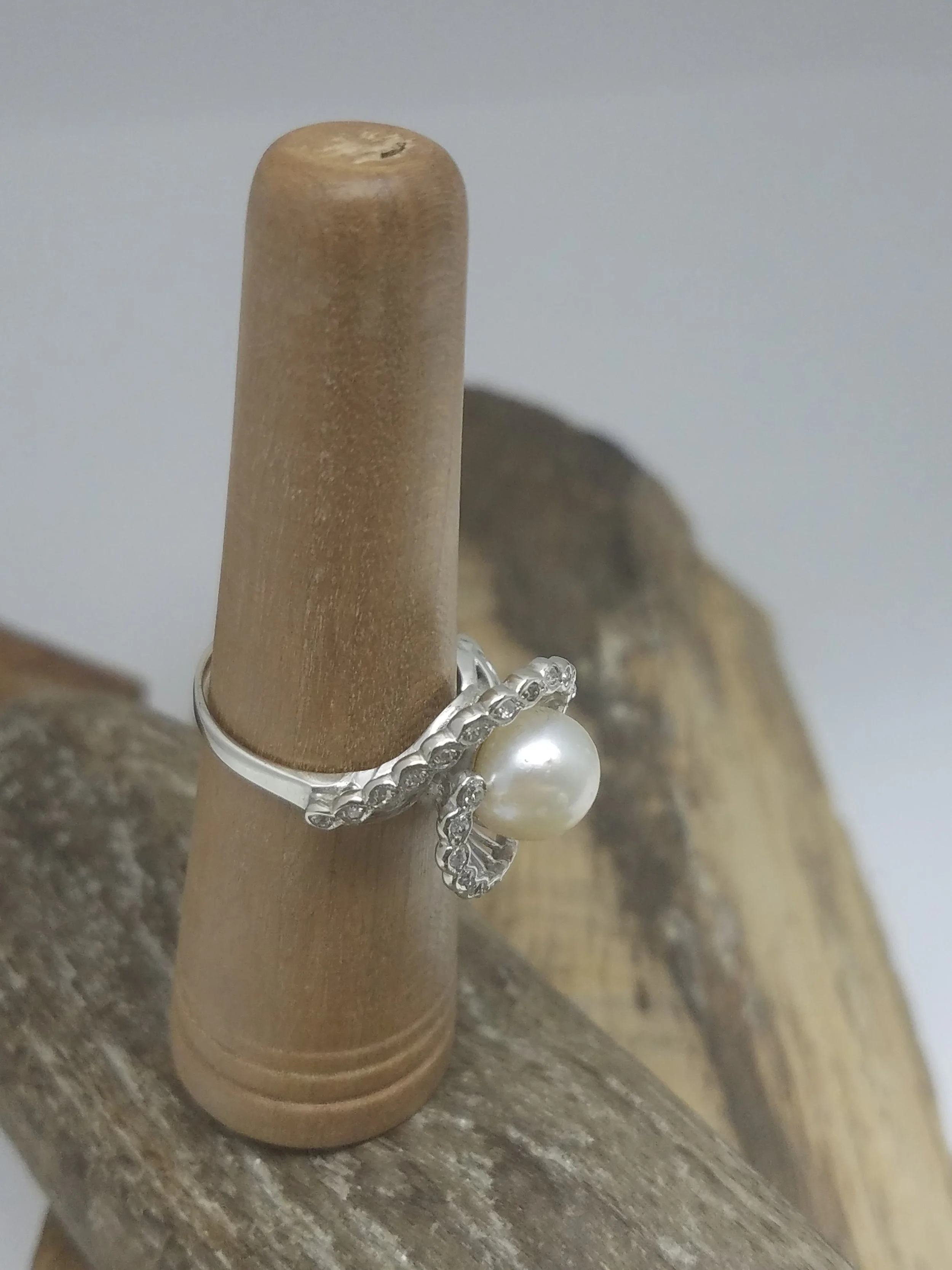 Estate 14K White Gold Pearl and Diamond Set Finger Ring.