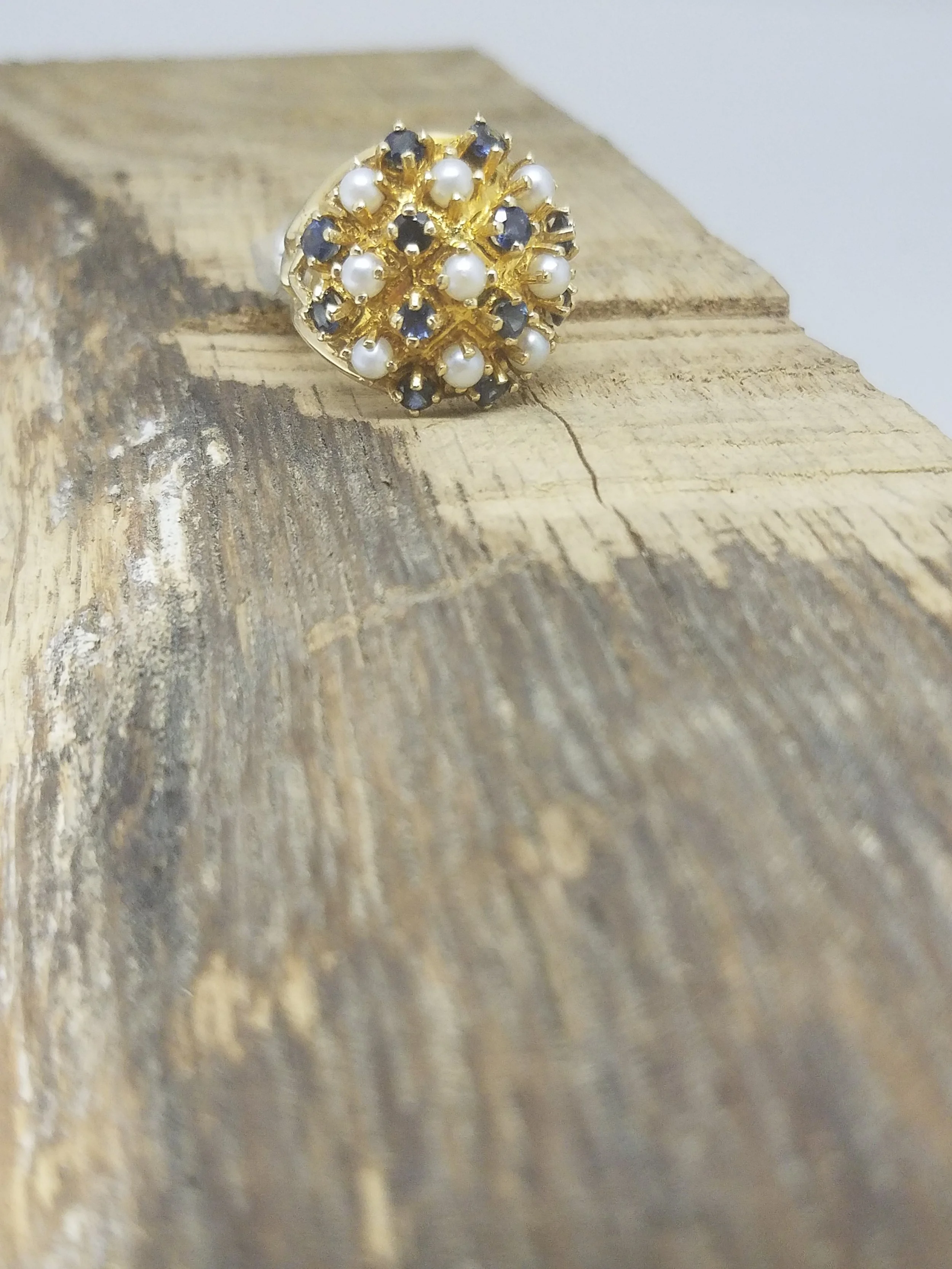 1950's 14K Yellow Gold Natural Sapphires and Cultured Pearls Finger Ring.