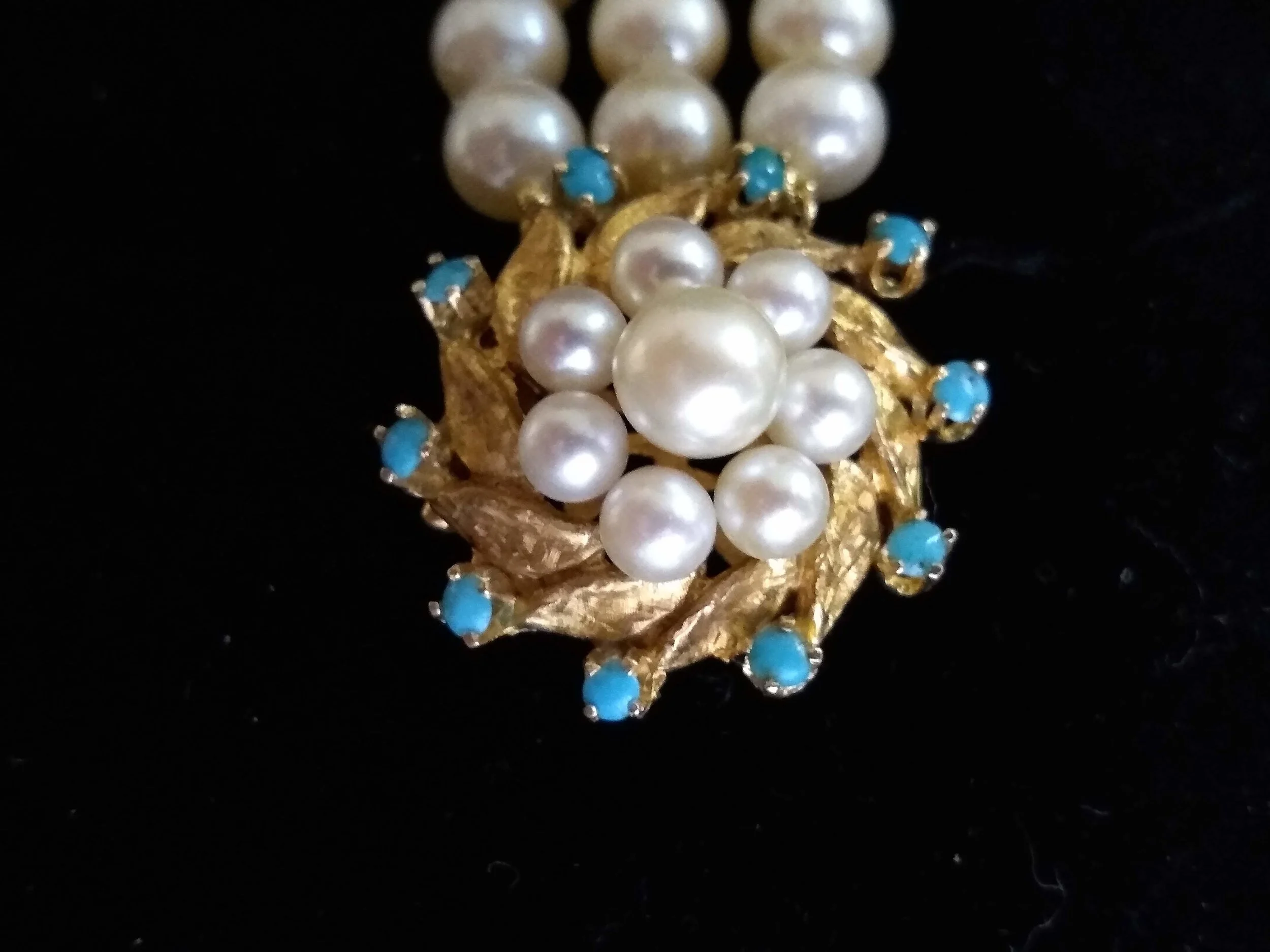 Details 81+ triple strand pearl bracelet vintage super hot in.duhocakina