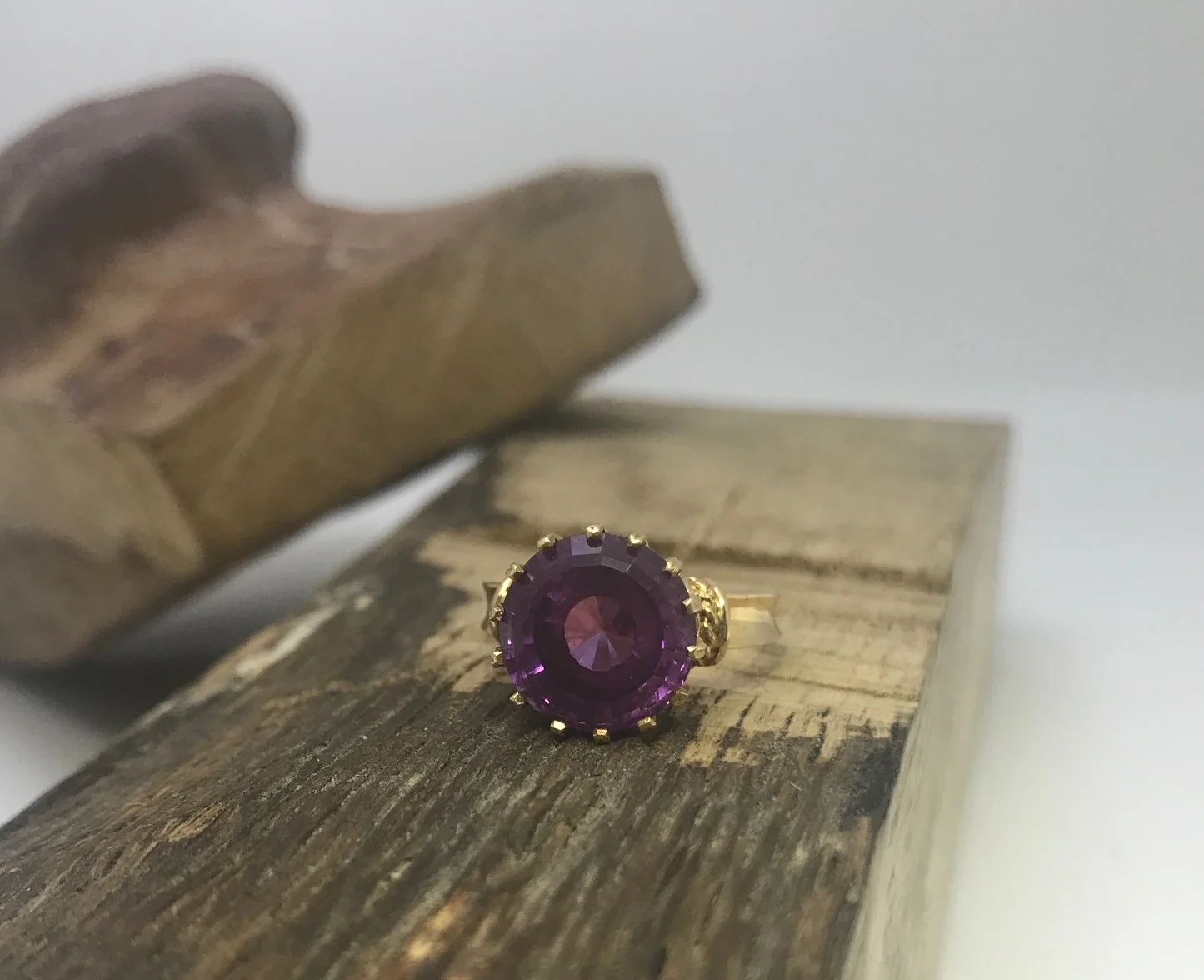 18k Yellow Gold Round Synthetic Amethyst.
