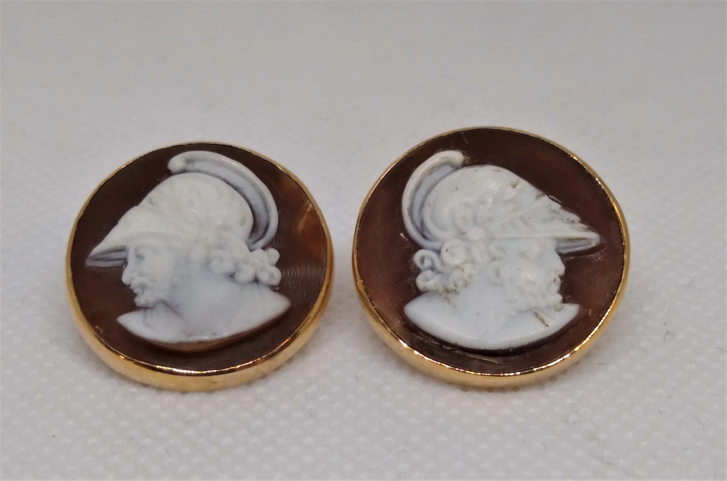 Vintage Shell Cameo Cufflinks in 14k Yellow Gold with Roman Soldiers.