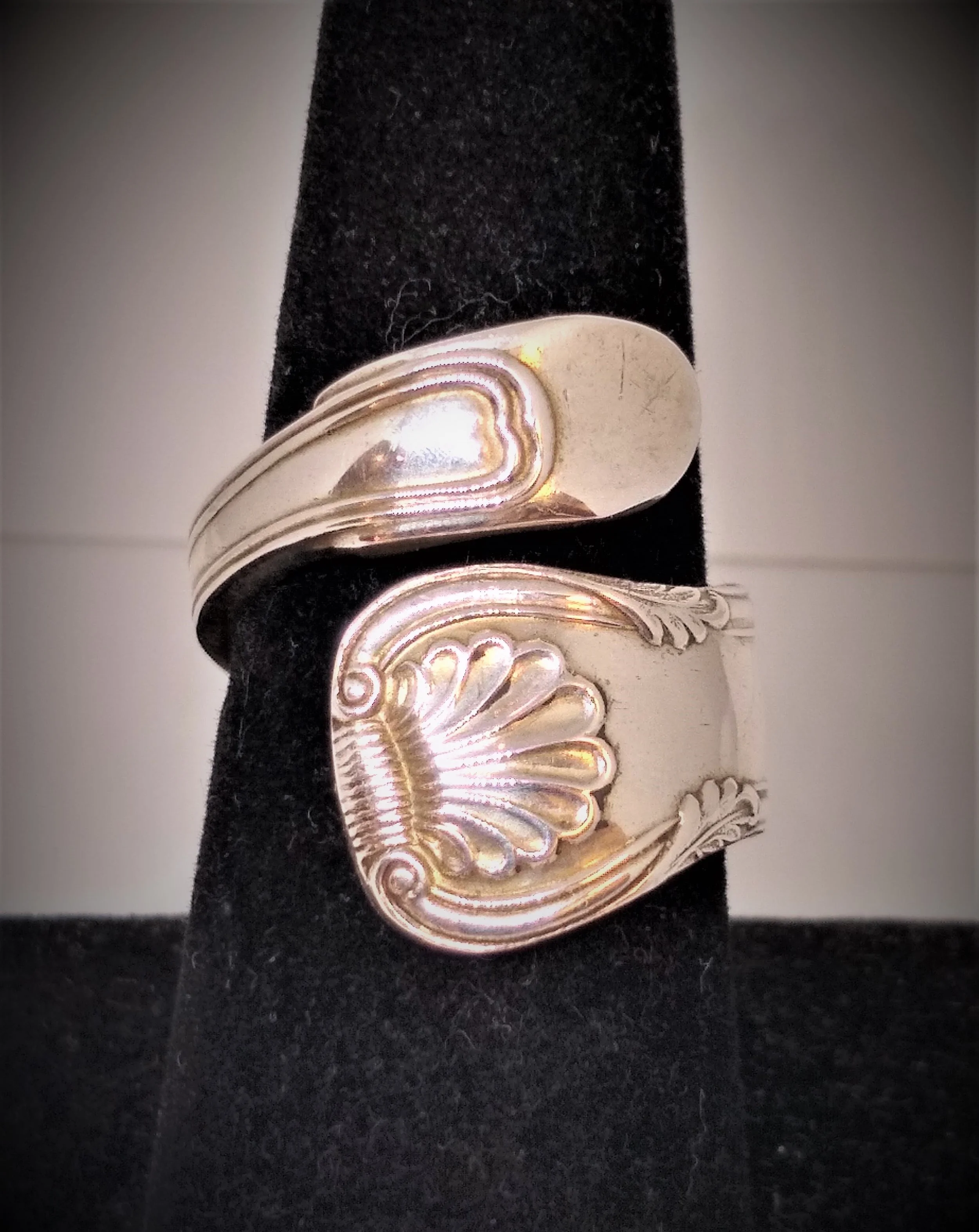 S. Kirk and Son Sterling Silver Spoon Ring in Williamsburg Royal Shell Pattern.
