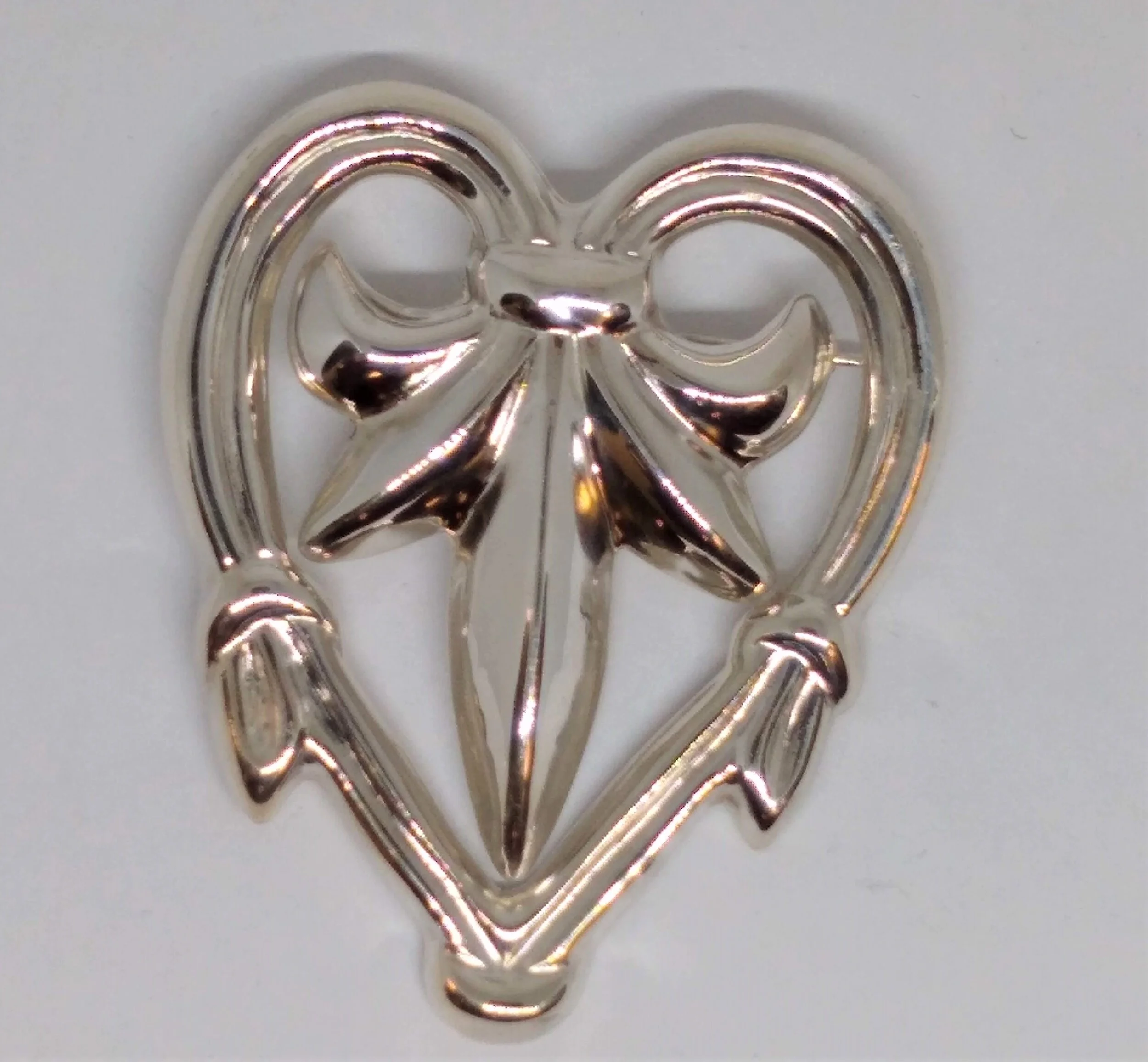 1994 Metropolitan Museum Of Art MMA Sterling Silver 925 Heart Fleur De Lis Pin.