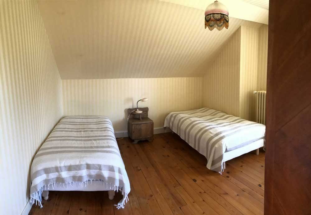 La chambre avec 2 lits simples