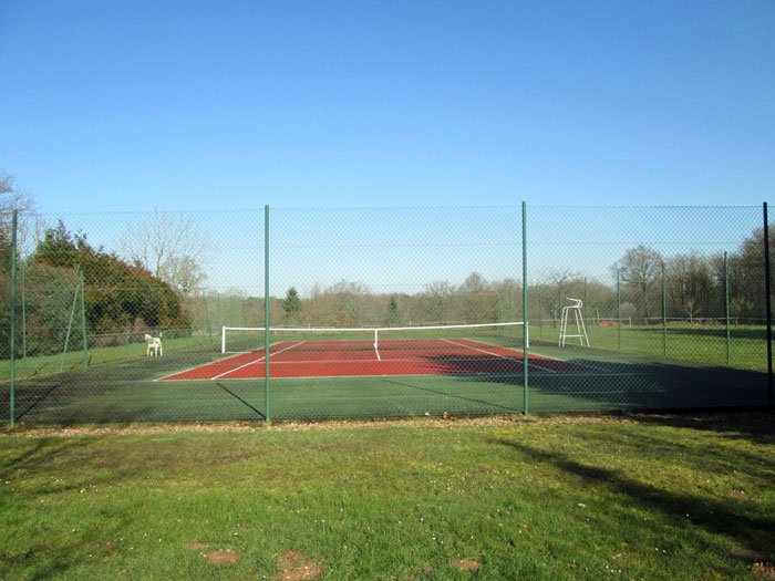 Le terrain de tennis