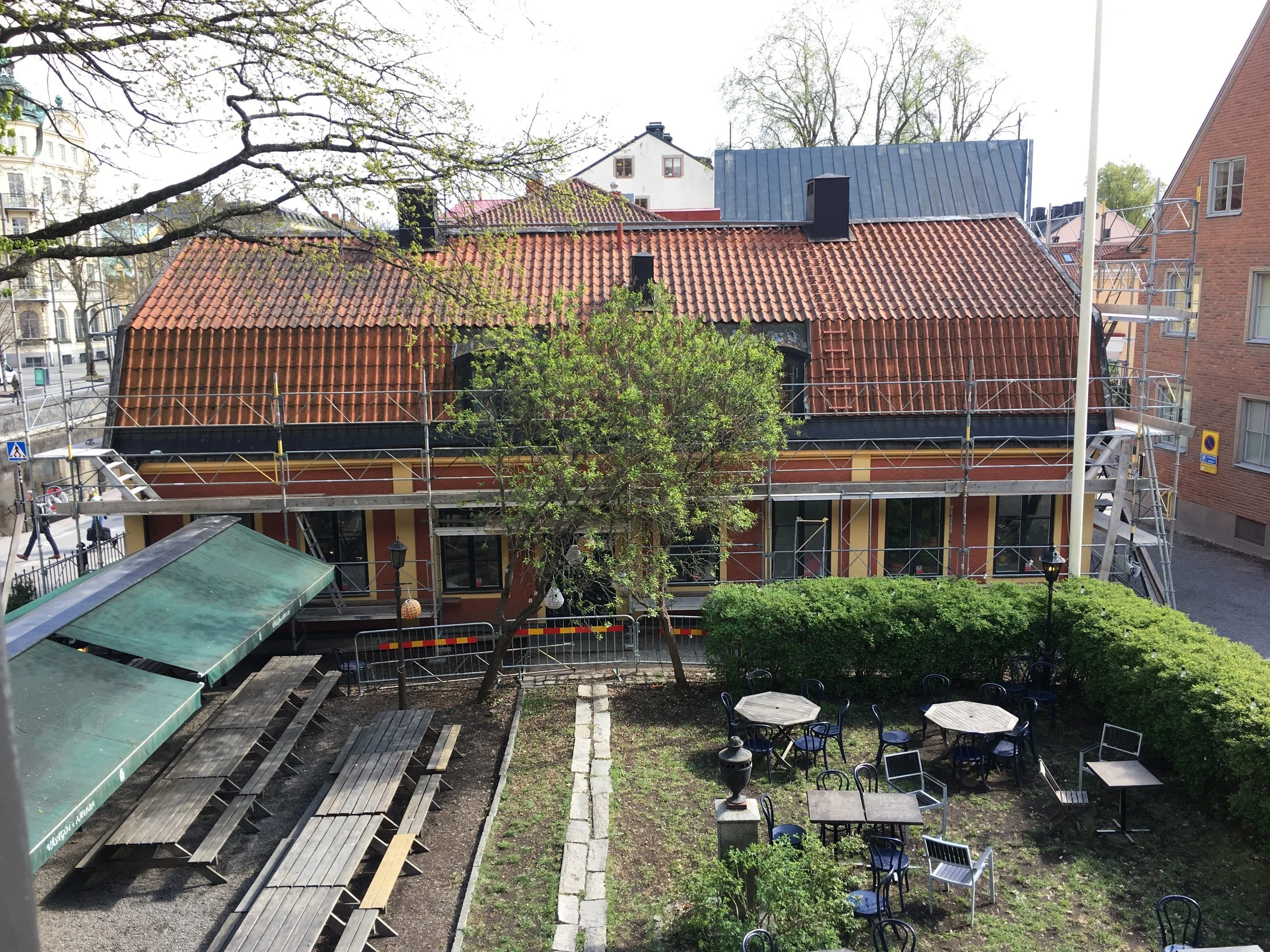 Byggnadsställningar har börjat byggas runt Ambroisa.