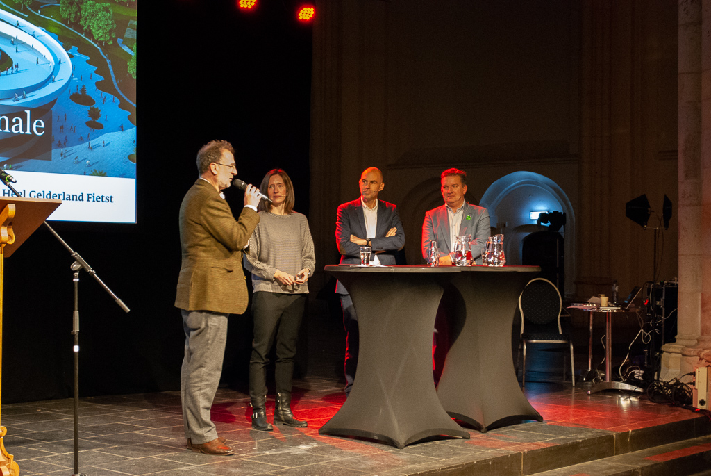 Sprekers Louise Vogel Kielgast, Bart Reuser en Reindert Augustijn in gesprek met moderator Jeroen Junte.