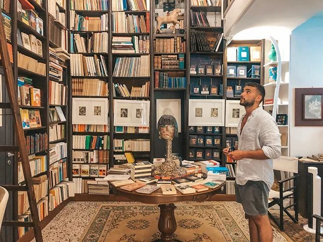 Little nooks with lots of books 📚
&bull;
&bull;
&bull;
#palermo #sicily #italy #travel #traveler #travelblog #travelblogger #tourist #tourism #travelbug #books #bookstore #traveling #travelholic #travelgram #travelguide #destinations #vaca #vacation