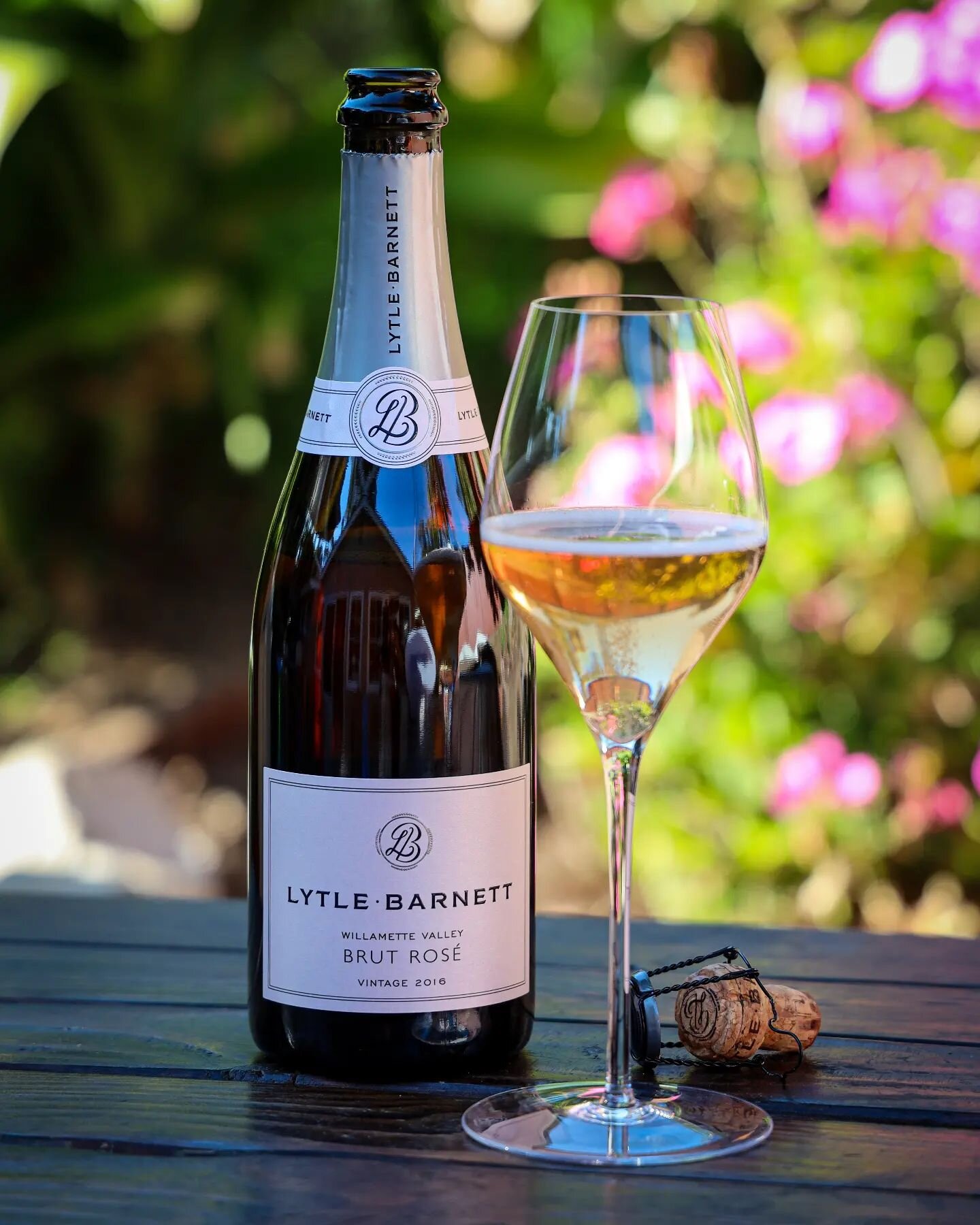 Crunchy yellow nectarine, flaky croissant, wild cherry. Ruby grapefruit, fallen pine needle, underripe red apple. An astoundingly energetic and engaging presentation delicately bursting with white strawberry, tart raspberry, and lemon zest writhes wi