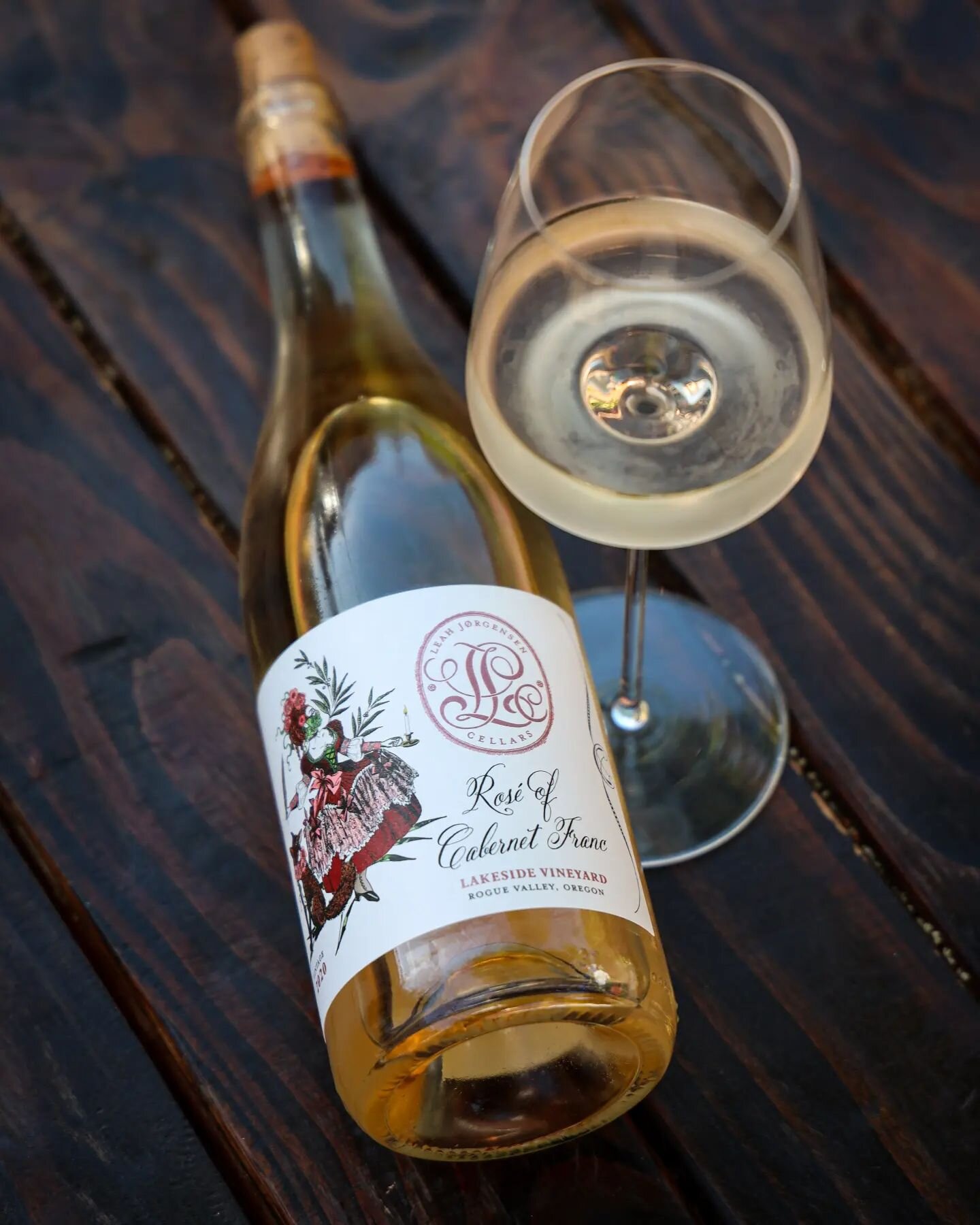 White raspberry, crushed rocks, grapefruit zest. Rainier cherry, rose water, mirabelle plum. Strikingly dainty and delicate waves of red pear, lemon, and nectarine lead a pure and wonderfully pretty attack that comes across as tart and crisp while al