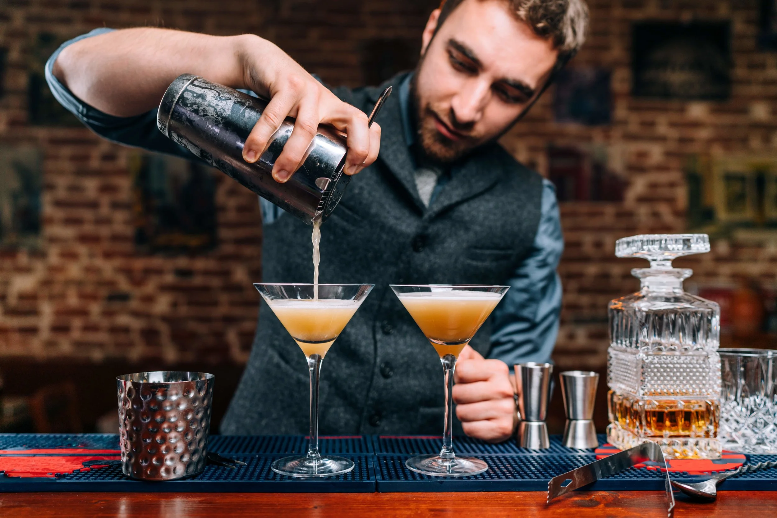 close-up-details-of-barman-pouring-fancy-PWY5TP7-min.jpg