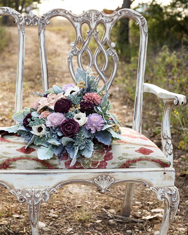 We are ALL about the details and unique items 😍 this beautiful antique item is our Suzanne Settee and she is hands down one of our most beautiful items in our inventory!
-
Trust us. Bridal shoots with this item are out of this world! 🤩
-
📸 @sydney