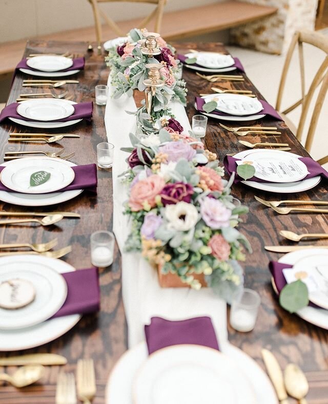 Save us a seat at this lovely table please 😍⁠
.⁠
The most sought after tables, classics, warm, stylish, and elegant: Farmhouse Tables ❤️⁠
.⁠
Large enough to sit up to 10 people and spacious enough to sit comfortably amongst friends and awesome decor