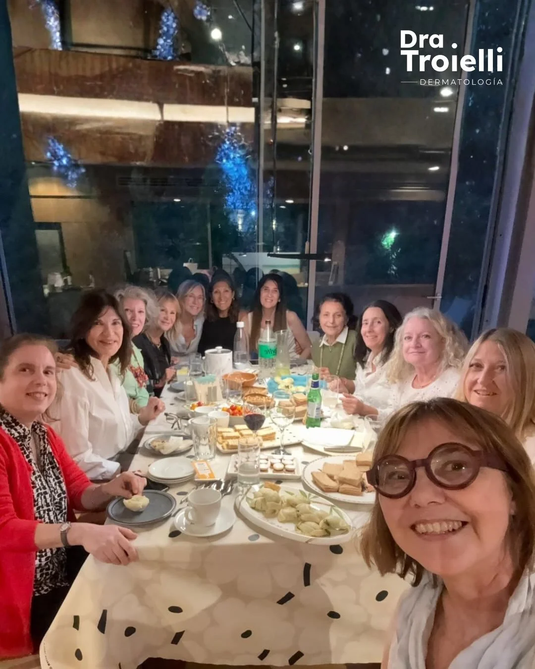 Ayer compartimos un encuentro con colegas y amigas dermat&oacute;logas. El intercambio y la colaboraci&oacute;n entre nosotras siempre suman y enriquecen ✨

Gracias @asmdermatologia por las fotos!

#dermatologia #colaboracion #colegas #intercambio