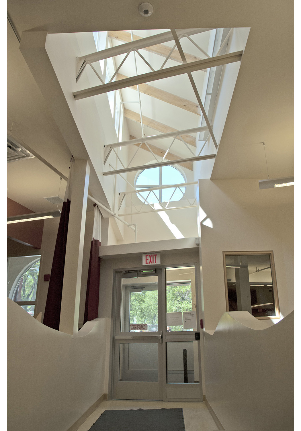  Makoonsag Daycare, interior photo of entrance and skylight / Photo: Derrick Finch 