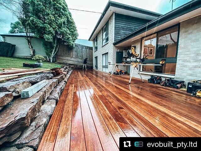 How sexy is this decking area in Monbulk by the @evobuilt_pty.ltd lads?!! Been a pleasure working alongside your team 🤙🏻
.
#Repost @evobuilt_pty.ltd
・・・
A little rain never hurt anyone 🌧
The boys pushed through and got this beauty done for @goldya