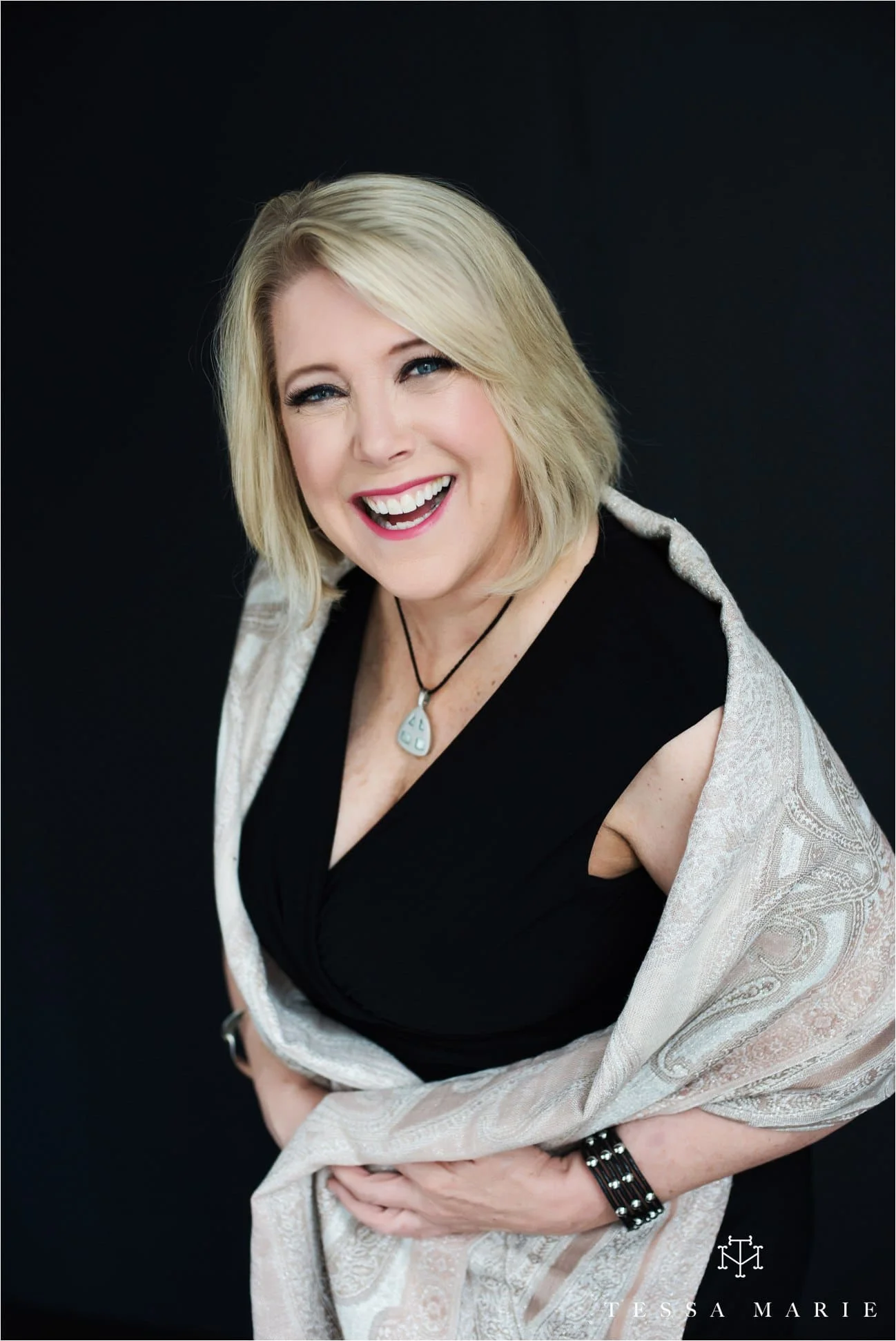 Tessa_marie_studios_womens_headshots_portraits_empowering_full_experience_something_for_mom_0058