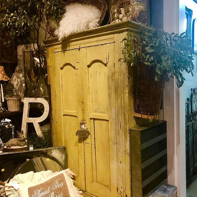 All ready for our Pop Up event at the Oaks Mall 1/25-1/27  lower level in the outside shopping court. I love chippy cupboards..we have something for every collector..
@barnhousechicksmarket 
@carolinahousedesigns 
@debrahalllifestyle 
@sticksnstonesa