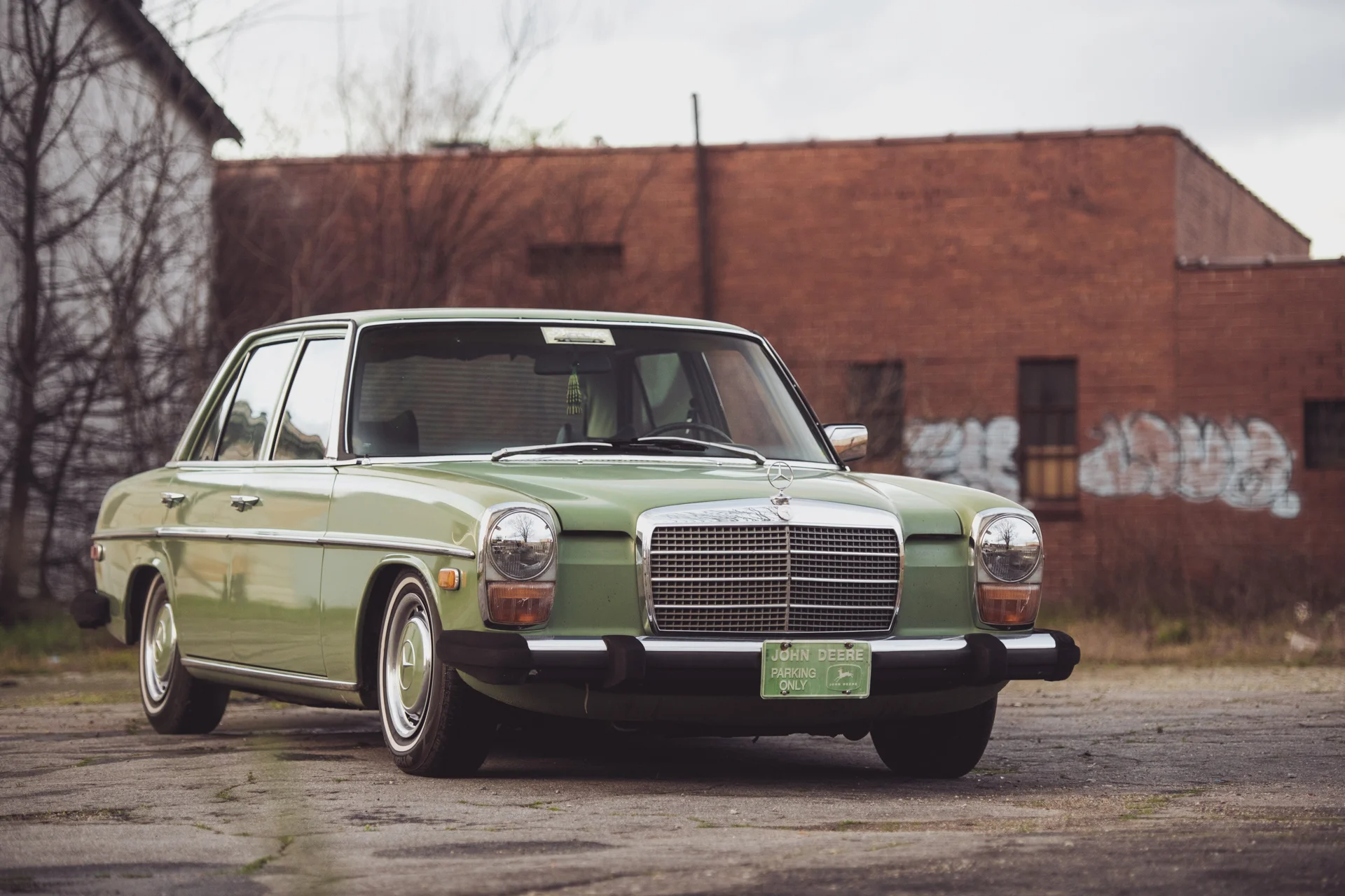 Mercedes240.jpg