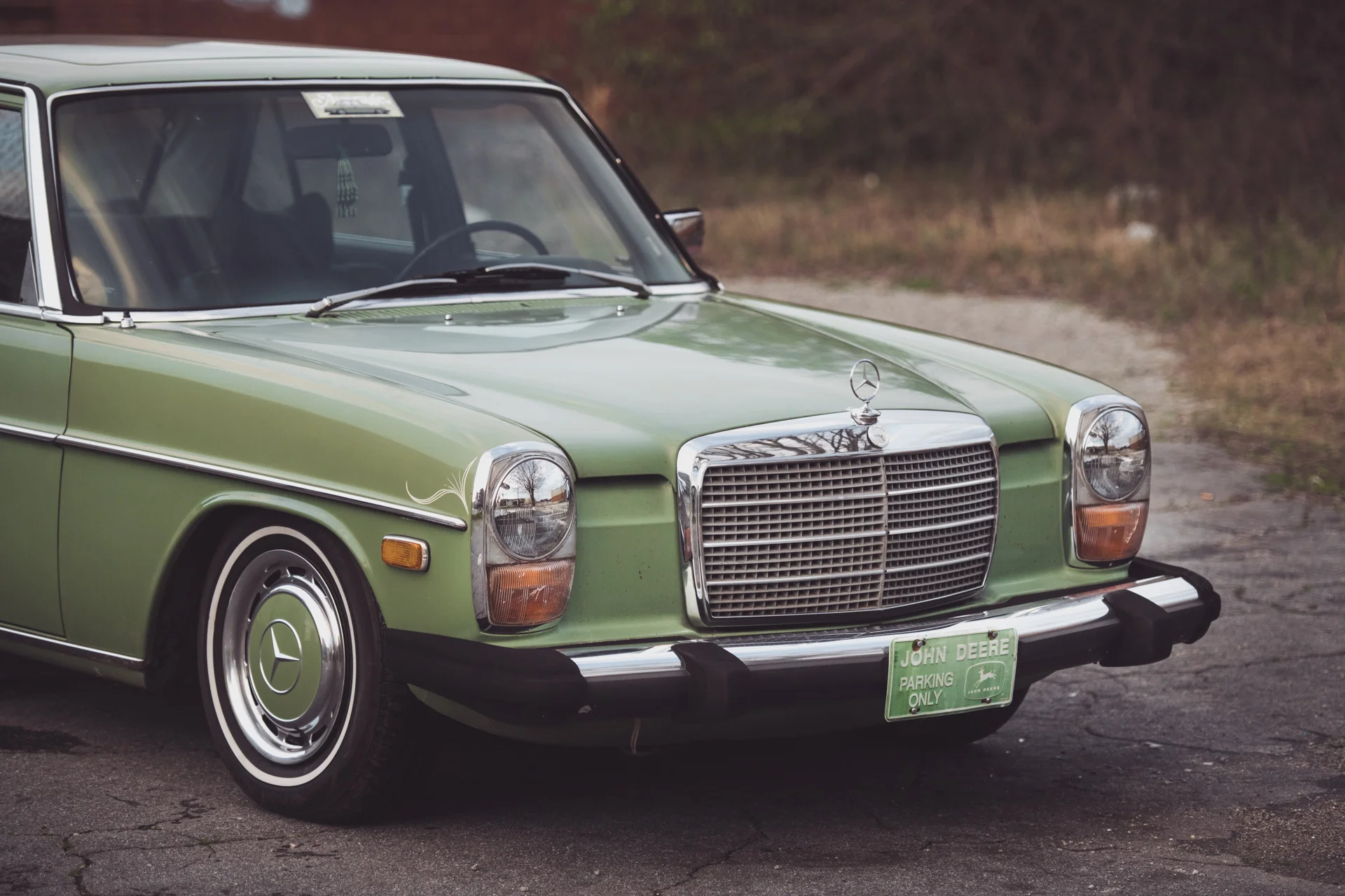 Mercedes240-3.jpg