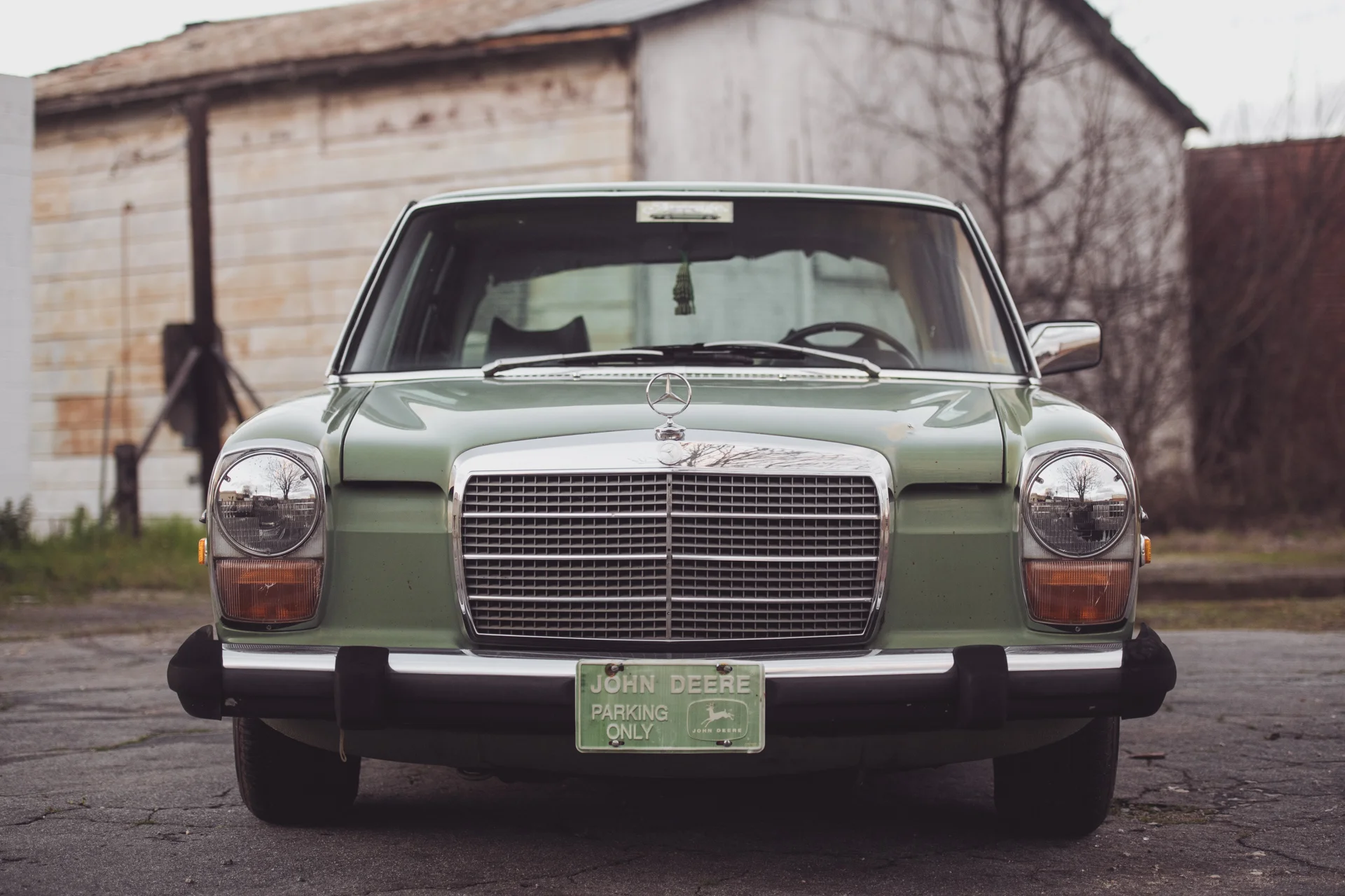 Mercedes240-8.jpg