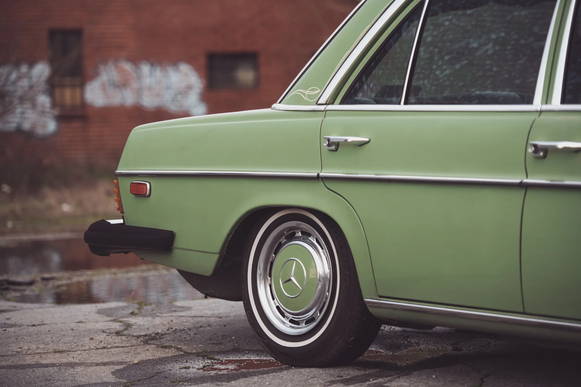 Mercedes240-4.jpg