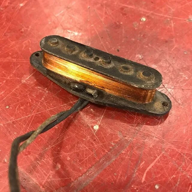 Pre CBS 1962 Middle Pickup Restoration - Heavy Formvar Coil wire rewound to 5.5 ohm - Shellac dipped & original lead wires attached #josephkayeguitars #fender #stratocaster #pickup #restoration #heavyformvar #42g #rewound #shellac #1962 #london #