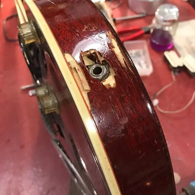 1960’s Guild Star Fire jack socket repair - Stage one Pre hand brushed shellac #josephkayeguitars #1960 #guildstarfire #jacksocket #woodrepair #hideglue #methylatedspirit #woodstain #shellac #london #vintage #guitar #worshop #luthier