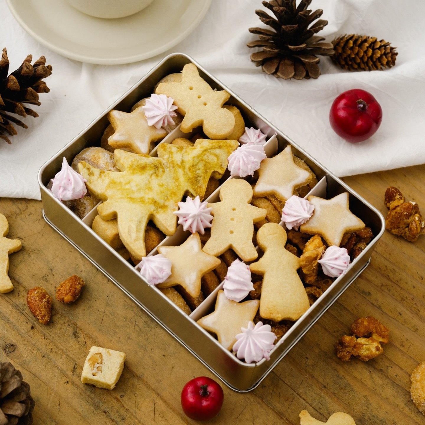 .
店頭では、先週からクリスマスアイテムが並び始めました。
その中でも特におすすめしているのが、定番のクッキー缶にクリスマス限定のクッキーをプラスした「クリスマスクッキー缶」です。

サクサクほろほろとした中にキャラメルチョコチップのカリカリとした食感も楽しめるボールクッキーをはじめ、香ばしいバニラクッキー、米粉を使用しサクサク食感に焼き上げた塩くるみクッキー、オリジナルの塩キャラメルジャムを絡めてじっくりと焼き上げた塩キャラメルナッツなど定番のおかしに加え、ピスタチオマーブルツリークッキーやジ