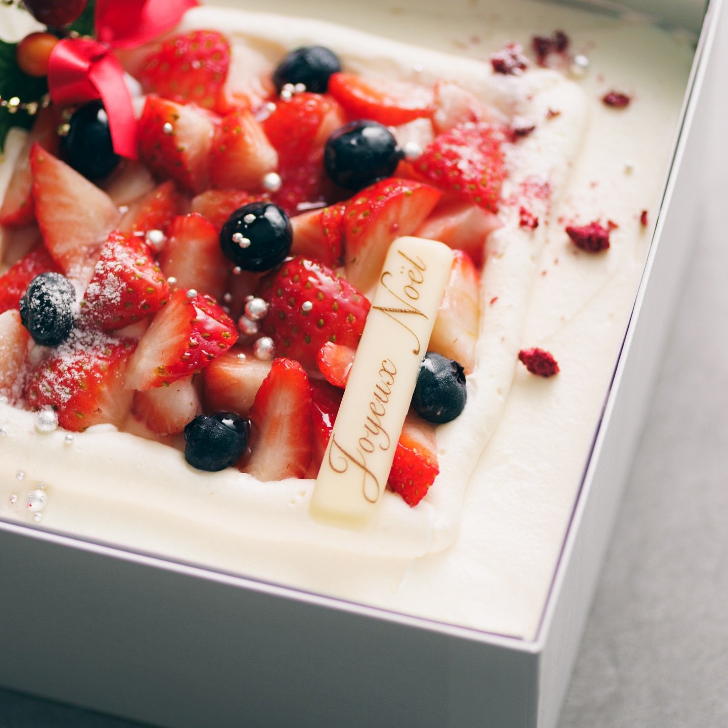 .
【you-ichi Christmas Cake 2024】
小さなお子様からご年配の方まで、幅広い世代におすすめなのが「ストロベリーショート」。
クリスマスケーキの定番、いちごのショートケーキをyou-ichi流にアレンジしました。ふわふわの口どけのよいスポンジにいちごとラズベリージャムをサンドし、滑らかな食感のショートケーキに。いちごをふんだんに散りばめ華やかに仕立てました。
＊箱サイズ16.5＊16.5＊8cm
＊お召し上がり人数の目安：4～6名様
＊こちらの商品は店舗受取のみとなりま