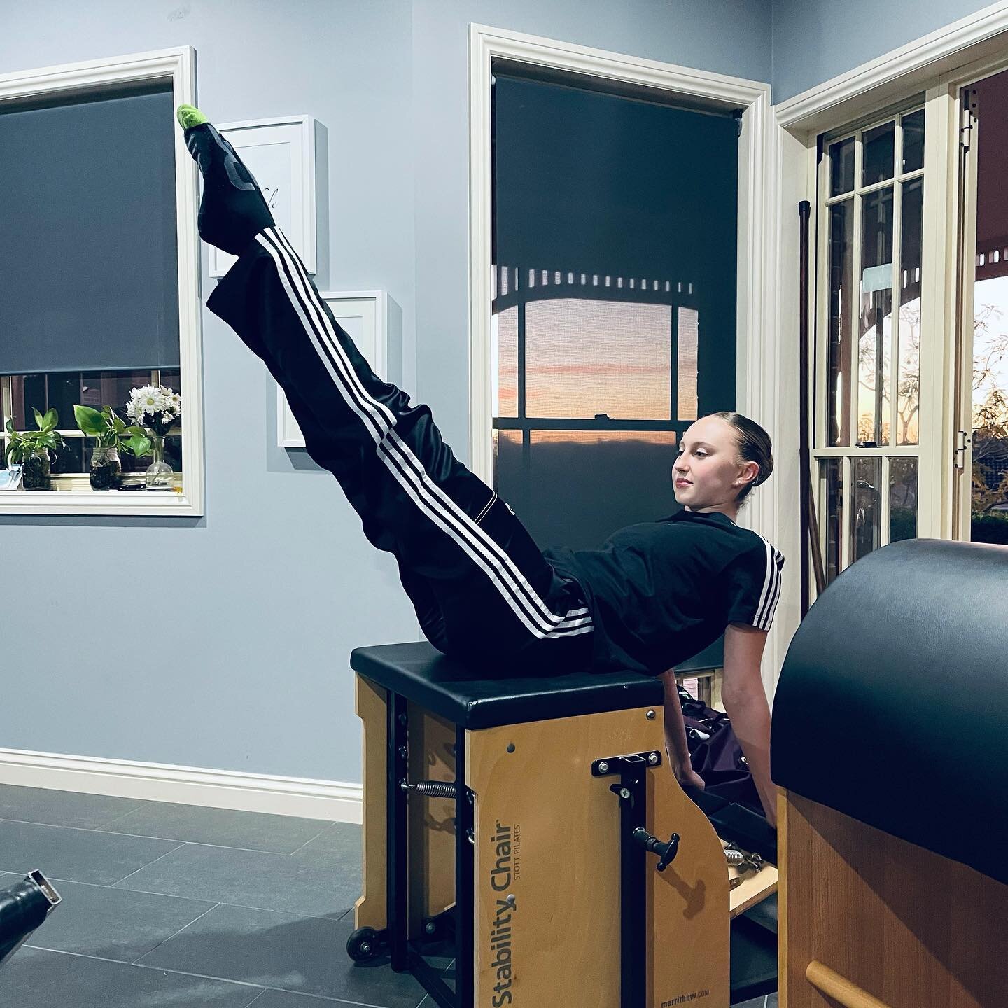 Not only do we have a beautiful Wunda chair teaser demonstrated by @madeleinejanepowell but also a gorgeous sunset too! 

I 🧡my studio!

#teasertuesday #pilatesstudios #sunsetpilates #pilateschairworkout #pilatesteaser #balletpilates #pilatesinstruc