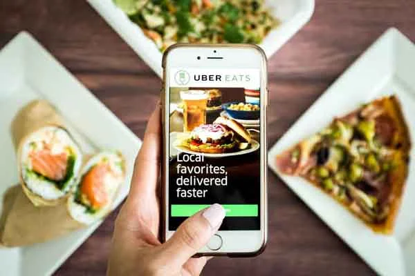 Bring home: Leckeres Essen vom Lieblingsrestaurant zuhause auf dem Sofa boomt dank Lieferdiensten. (Bild: Shutterstock)