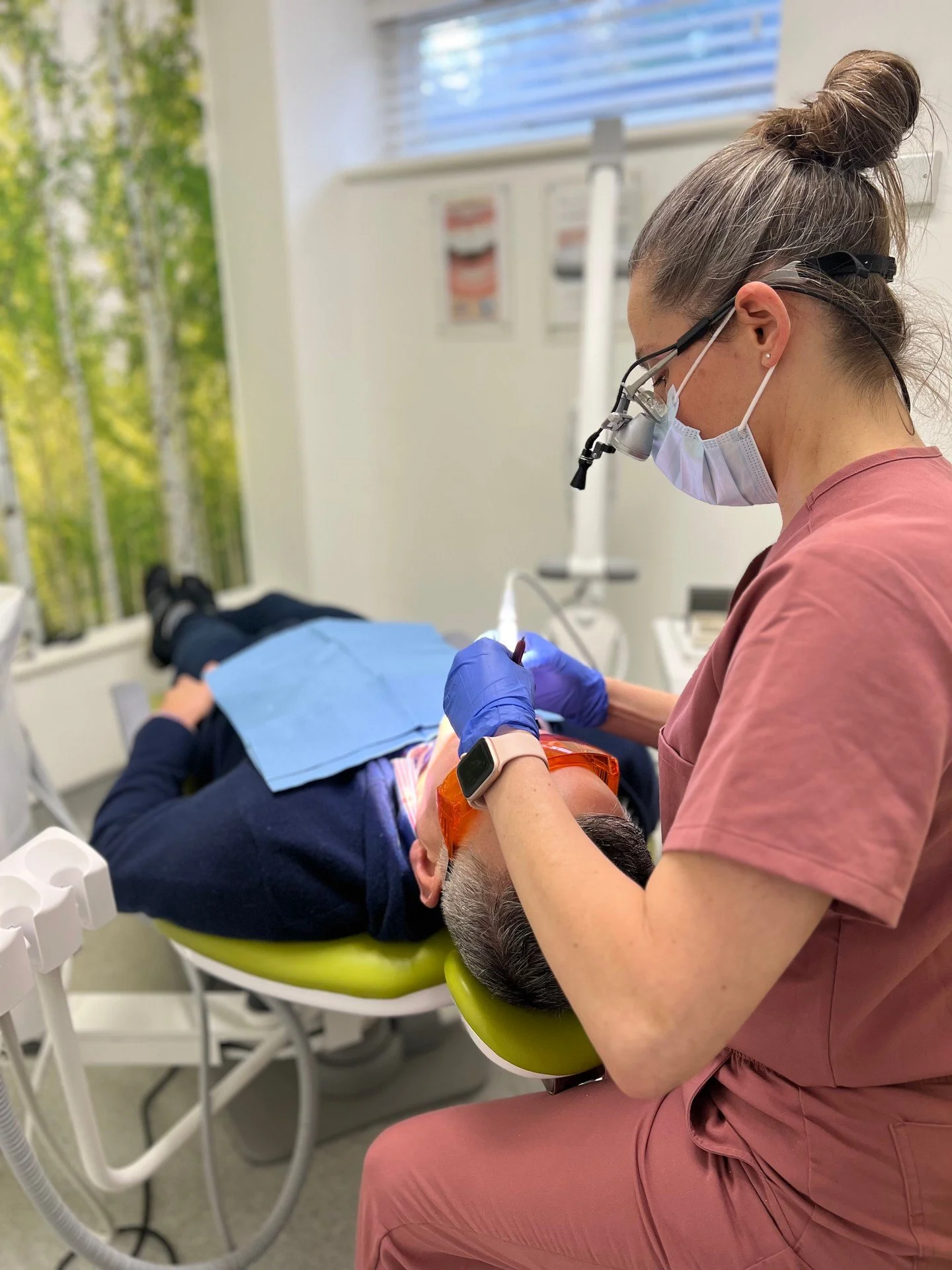 ✨ We can lighten your teeth up to 6 shades in just one hour! 🕒

 Sit back, relax, and keep your smile shining! 🌟
Book your consultation to get started!