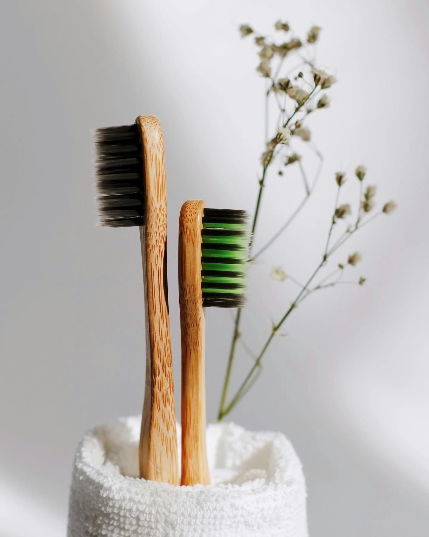 Don&rsquo;t cap your toothbrush!
Covering it traps moisture and lets bacteria grow 😱

Tip: Let it air dry upright to stay clean and fresh!