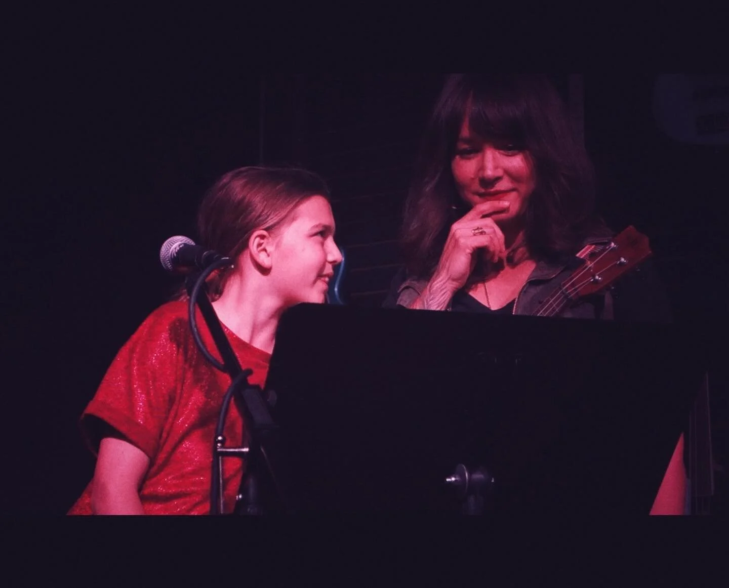 LOVED getting to backup Siena at the showcase!!🫶🏼 Wow, can this girl sing!! 🎙️✨👏🏼 
.
.
.
.

#musiclessonsmarin #musiclessons #pianolessons #ukulelelessons #voicelessons #onlinemusiclessons #driftsong #bayareamusicians #bayareamusiclessons #marin