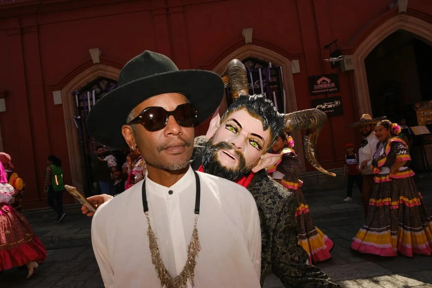 My favorite little monster @llanealexis on location in OAXACA wearing our 001s in Gotham. 

"We tried to use the colors and streets of Oaxaca, adding our personal touch." (PACU)

Photographer / @pacu10