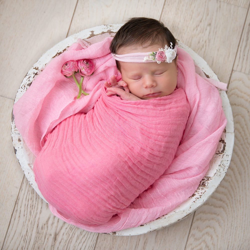 une photo adorable d'une petite fille habillée de rose