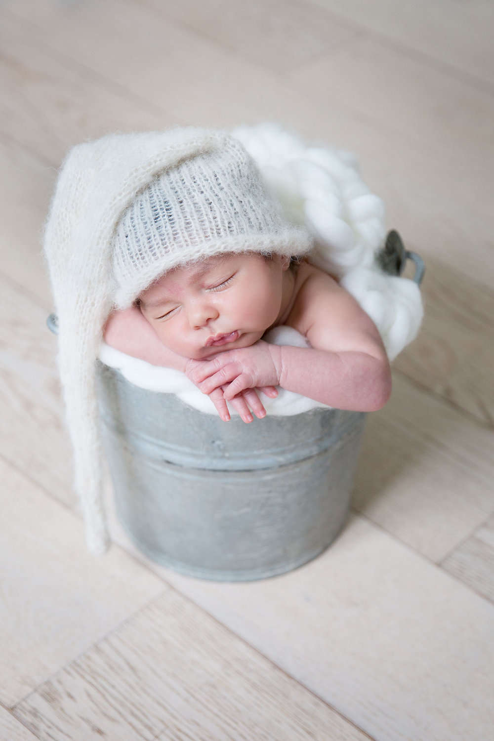 une séance photo petit lutin dans un seau en zinc