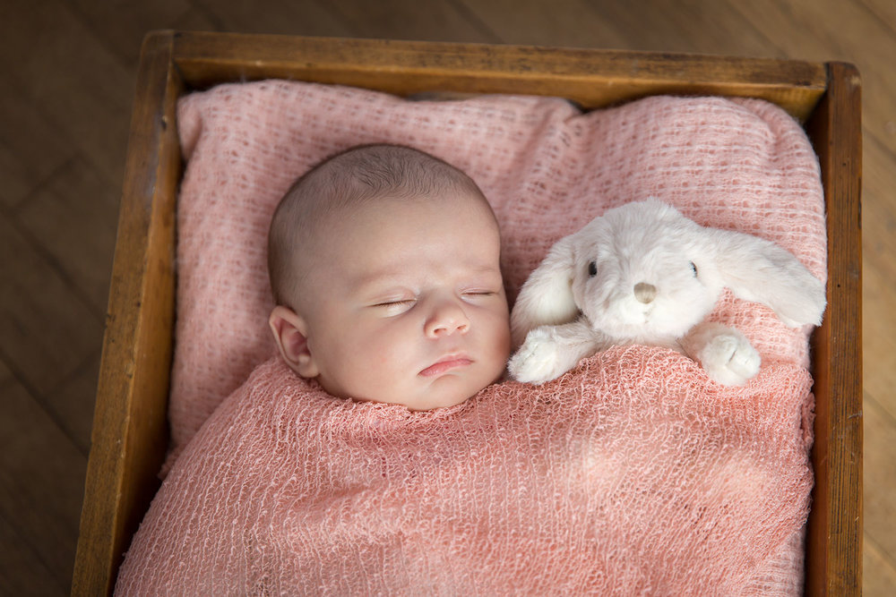 portrait tendre de bébé qui dort paisiblement avec son lapin 