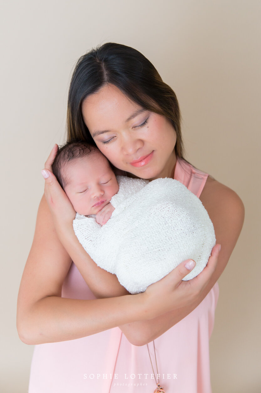 belle photo de bébé dans les bras de maman