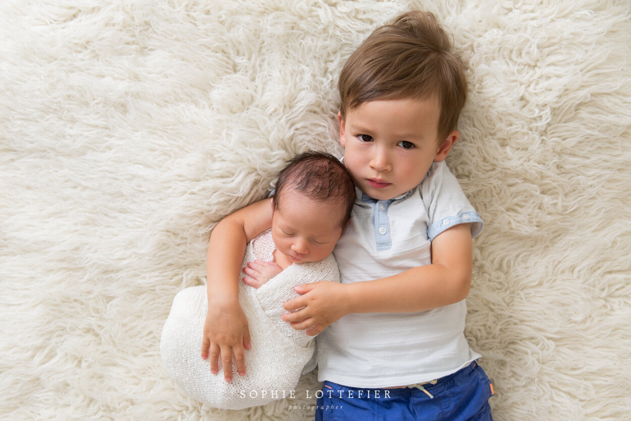 frère et bébé dans les bras au studio 78600