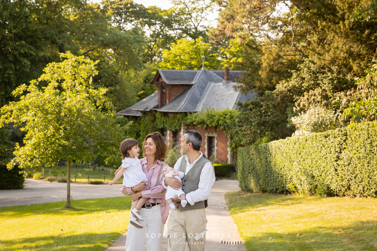 séance famille - paris - jardin de bagatelle - lifestyle -sophie lottefier photography-9.jpg