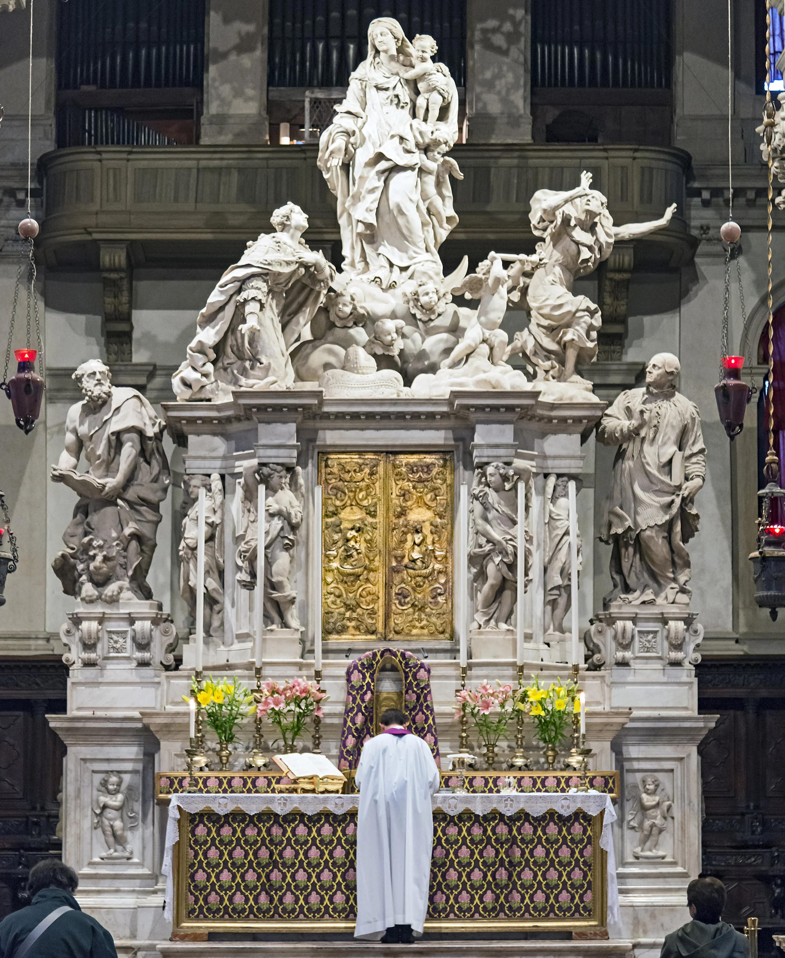 Santa Maria della Salute, main altar, Venice. Photo: Didier Descouens.