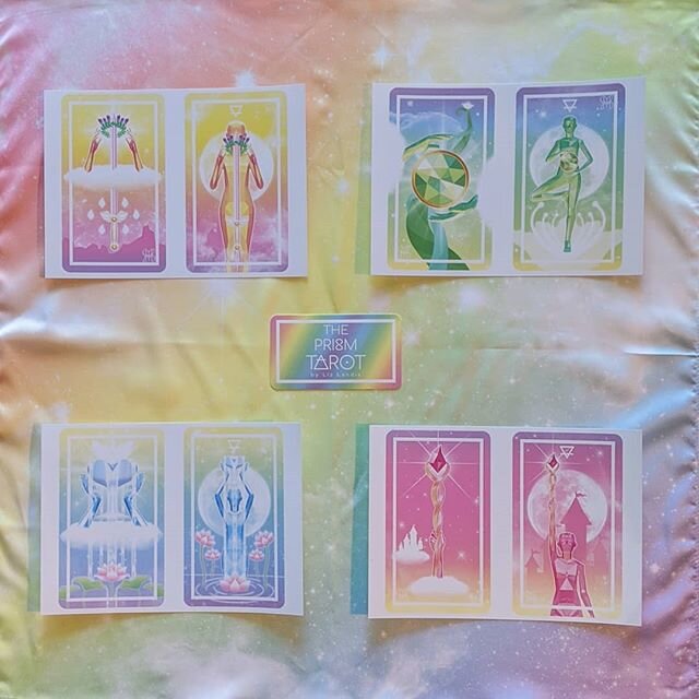 ❤️🧡💛GIVEAWAY💚💙💜
To celebrate the completion of the art for The Prism Tarot I'm giving away these four 5x7 prints of the Aces and Princesses from the deck as well as this matching pastel galaxy cloth that I designed as a companion for the cards.
