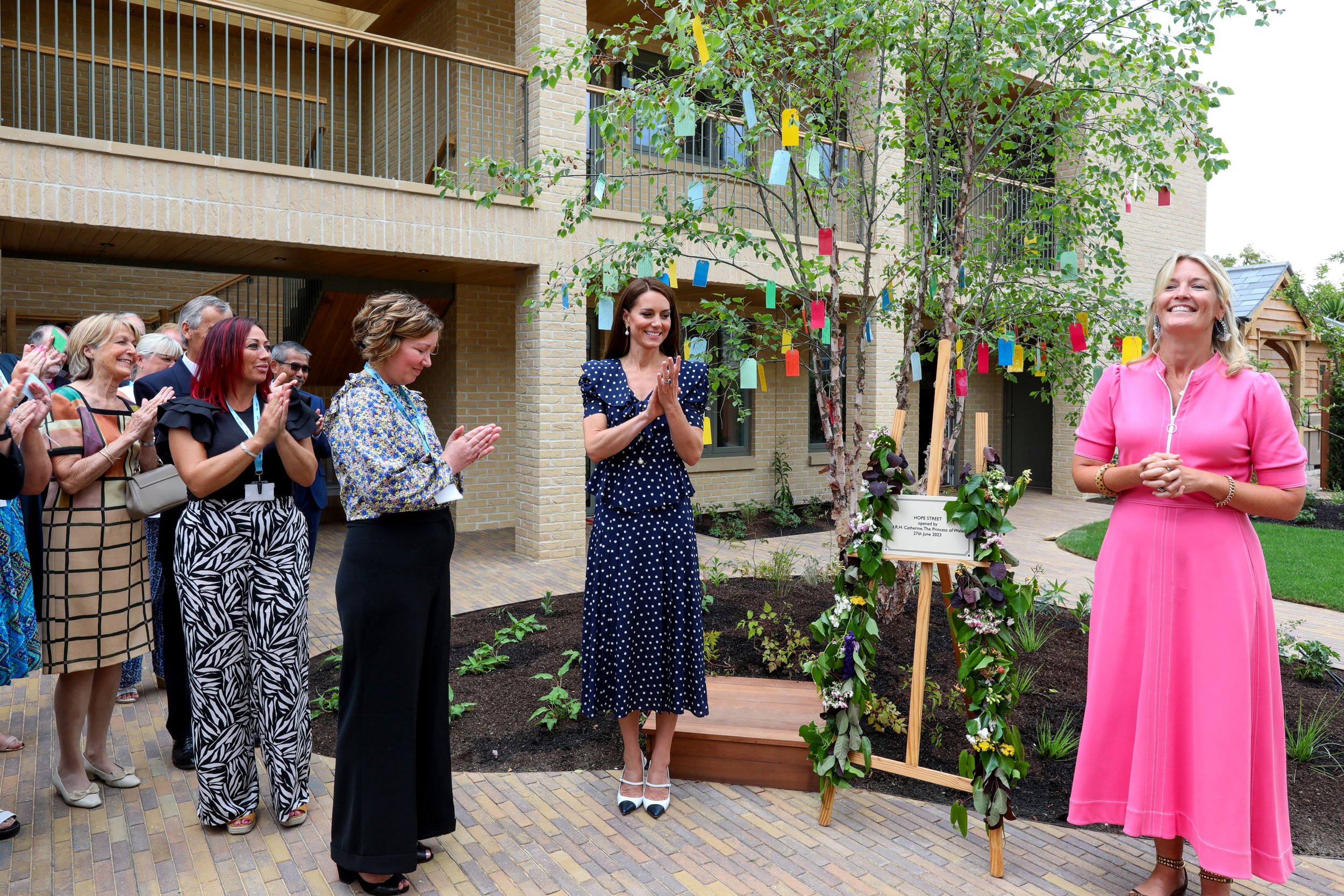 Edwina Grosvenor and HRH unveiling a plaque in front of the Hope tree.