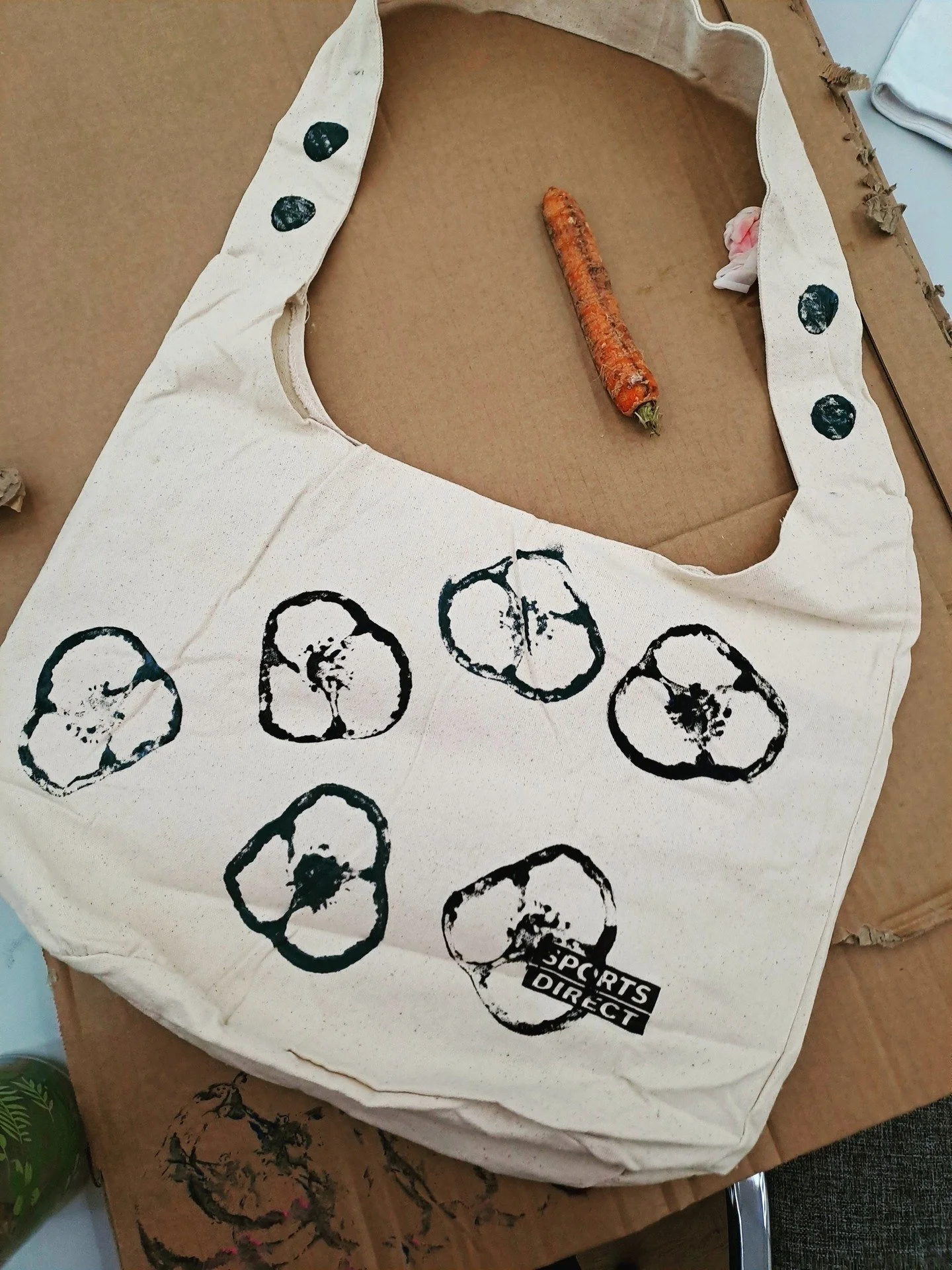 We ran a great printing workshop with women over the weekend🎨. We printed on t-shirts donated by Tesco, bags and tea towels using pre-made stamps, and used donated vegetables (which included peppers, carrots and potatoes) to carve our own unique sta