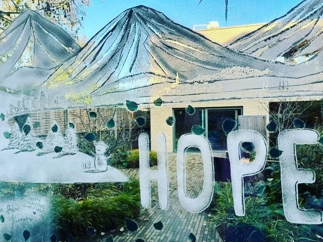 This week Hope Street has been treated to a beautiful snow window❄. Featured in the Women's Lounge, it frames our therapeutic garden with gorgeous snowy peaks! Courtesy of the talented @hannah.studio25👏.

This lovely addition to Hope Street is defin