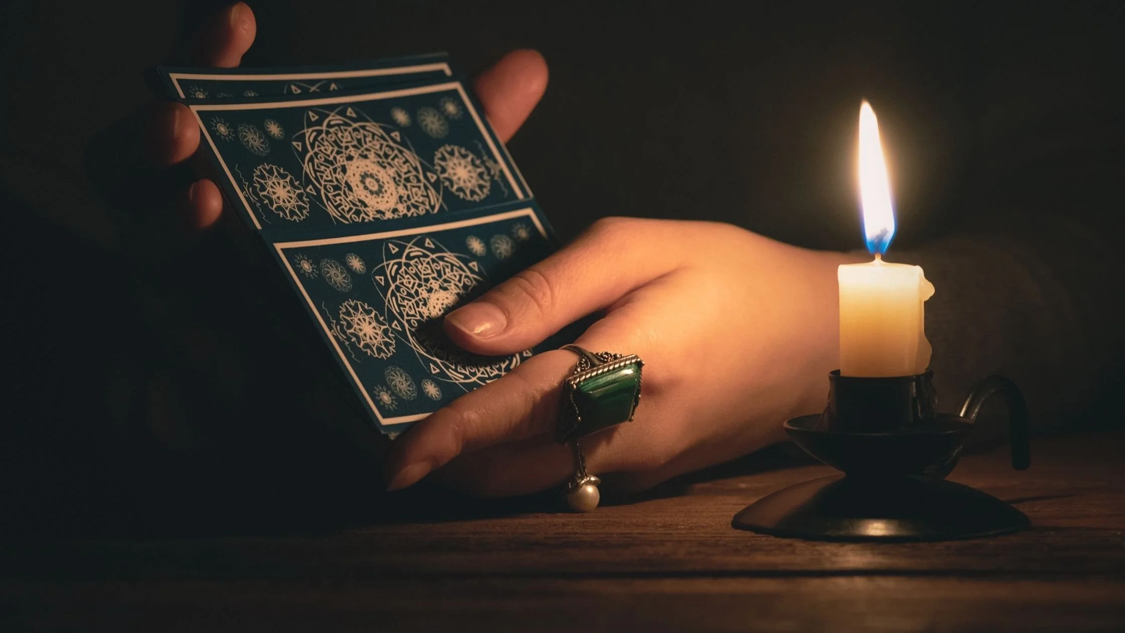 Tarot vs Oracle. What’s the Difference?