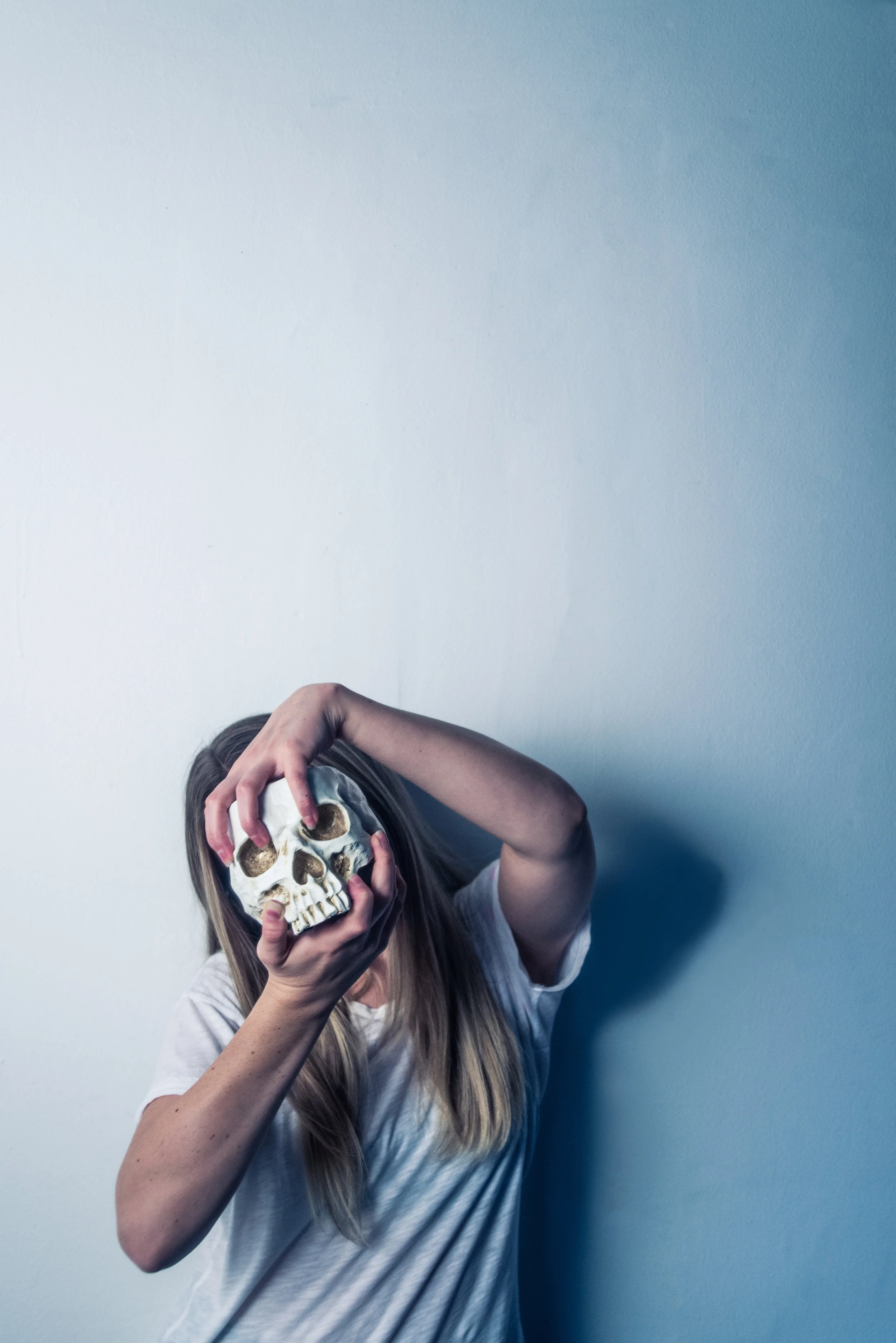 dina with a skull
